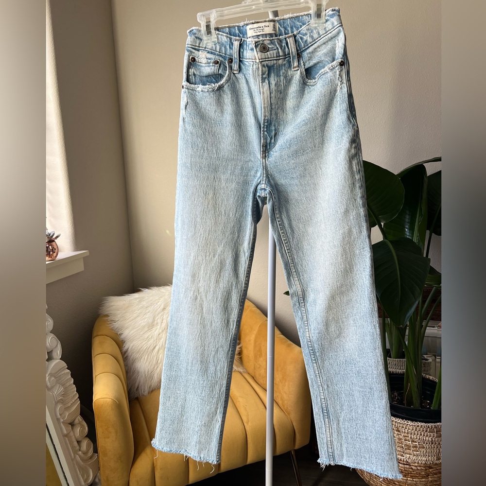 Abercrombie & fitch the 90’s straight ultra high rise denim frayed hem